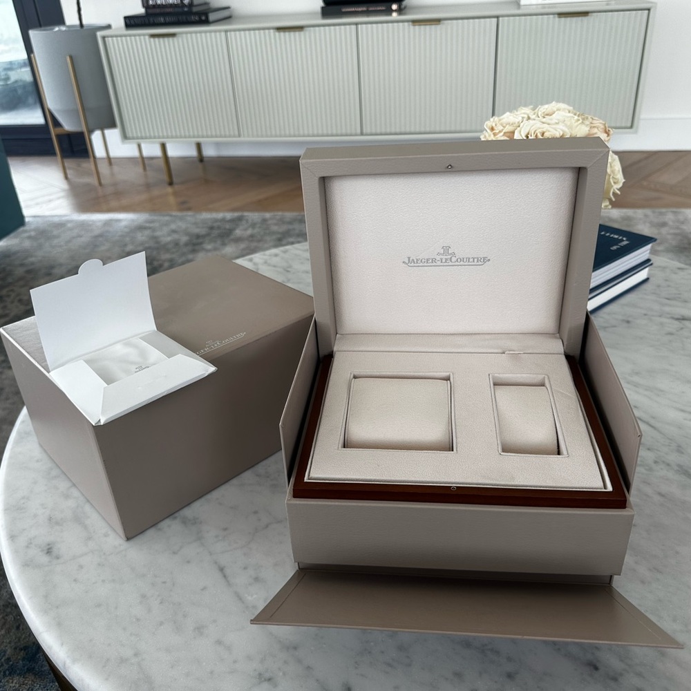 Original Jaeger-leCoultre watch box, for any more details, please dm me !